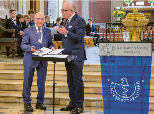 Prof. Klaus Scheuch ( links ) bei der Überreichung der Paracelsus-Medaille durch den Präsidenten der Bundesärztekammer, Dr. Klaus Reinhard