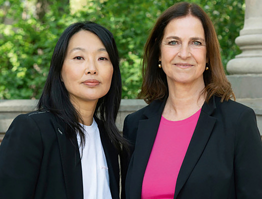 Autorin Miriam Stein (links) und Prof. Dr. Andrea Rumler (HWR Berlin) geben gemeinsam mit der BARMER Krankenkasse den Leitfaden „Menopause@work“ heraus – eine praxisnahe Orientierungshilfe für Unternehmen im Umgang mit Wechseljahresbeschwerden am Arbeitsplatz