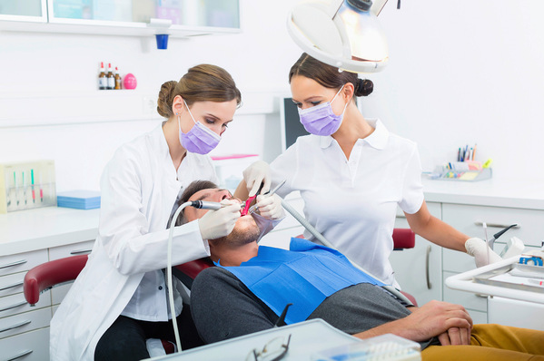 Eine Weiterbeschäftigung in Schwangerschaft und Stillzeit ist auch bei Tätigkeiten in der Zahnmedizin in der Regel möglich