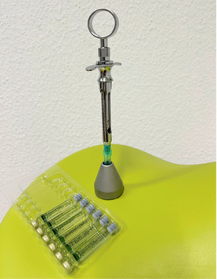 Abb. 1:    Schutzkappenhalter 
 Fig. 1: Protective cap holder