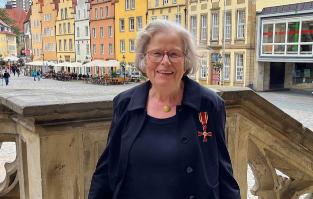 Große Freude und Dankbarkeit zeigte die ehemalige Pflege-Professorin Prof. Dr. Doris Schiemann bei der Verleihung des Bundesverdienstkreuzes in historischer Osnabrücker Kulisse.