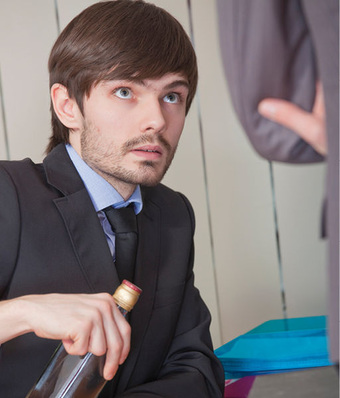 
Führungskräfte sollten das Gespräch mit suchtgefährdeten Mitarbeitern nicht scheuen
