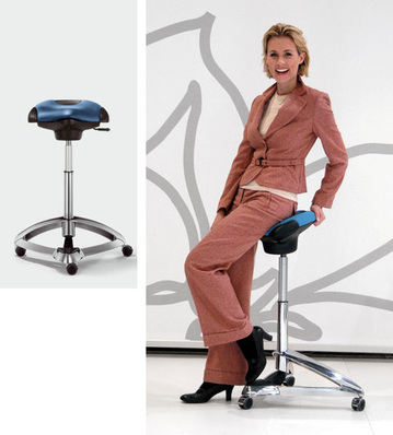 
Der „Tec Dolphin“ bietet den Benutzern auch bei weit nach vorn oder hinten gebeugten Sitzpositionen ein sicheres Gefühl. Die Sitzfläche passt sich je nach Sitzhöhe automatisch der nötigen Beckenkippung an. Dies sorgt dafür, dass sich die Wirbelsäule automatisch aufrichten kann (Fotos: Dauphin HumanDesign Group)
