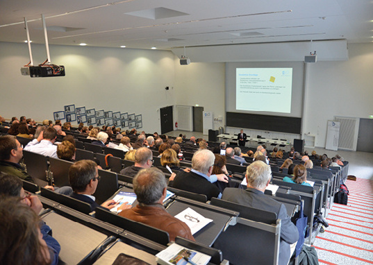 



Großer Hörsaal während eines Vortrags
