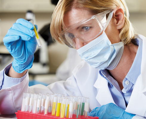 



Bei Tätigkeiten mit potenziell infektiösen Materialien ist ein Augen- und Gesichtsschutz zu tragen
