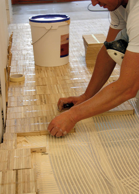 
 Abb. 1: 
 Parkettleger mit direktem Klebstoffkontakt



