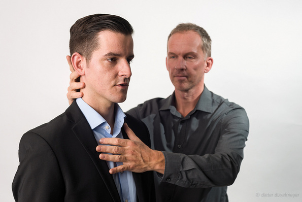 
Mit den Händen und verbalen Anweisungen wird die Ausrichtung vermittelt
