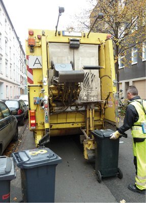 
 Abb. 1 
 Expositionsmessung beim Ladevorgang von Abfalltonnen an einem Heckladefahrzeug



