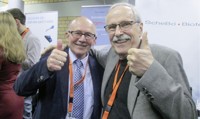 
Zwei sehr zufriedene Kongressbesucher beim Get together nach der Mitgliederversammlung
