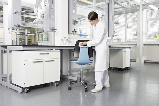 
Labsit ist resistent gegen alle gängigen Desinfektionsmittel und Chemikalien. In Kombination mit seinen antibakteriellen und antimikrobiellen Eigenschaften ist er sogar in Biotechnologie-Laboren der Sicherheitsklassen S1, S2 und S3 einsetzbar. 



