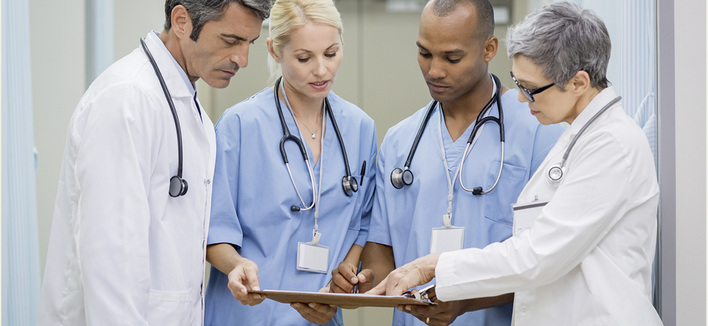 
Beschäftigten muss vor der Behandlung eines infizierten oder krankheitsverdächtigen Patienten eine arbeitsmedizinische Vorsorge angeboten werden



