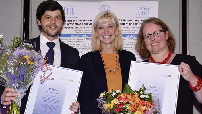 



Preisverleihung durch Arbeitsstaatsskretärin Carolina Trautner (Mitte) an Frau Dr. med. Wobbeke Weistenhöfer und Herrn Dr. med Alexander Zink
